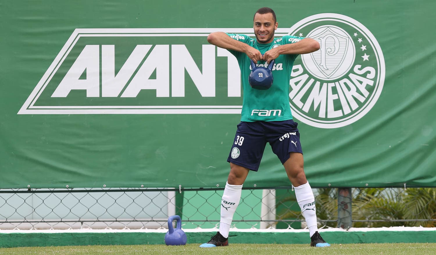 Dois anos atrás, Arthur Cabral foi desprezado pelo Palmeiras e dá resposta com convocação para a seleção