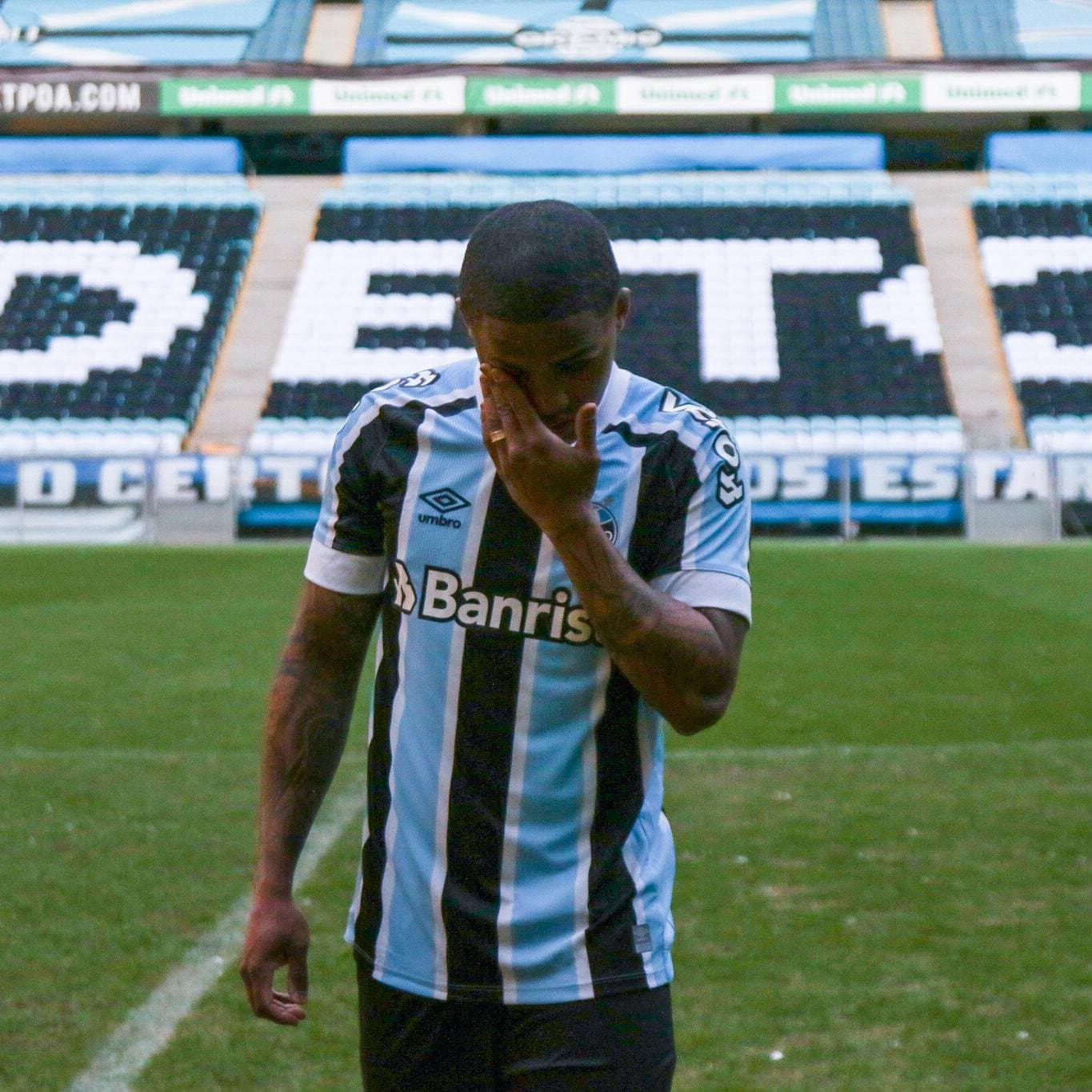 Douglas Costa será desfalque do Grêmio por casamento