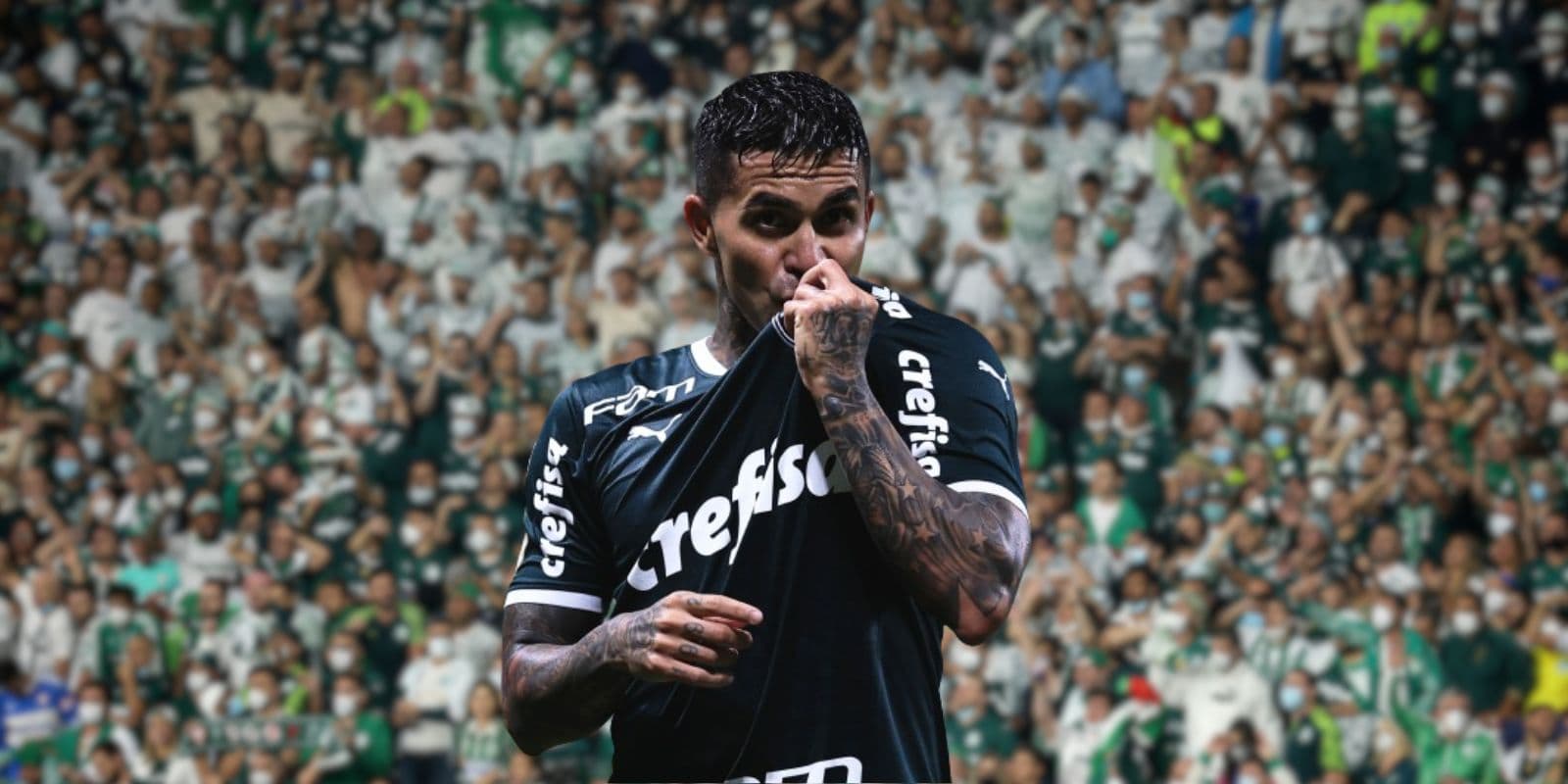 Dudu comemora gol beijando o escudo do Palmeiras
