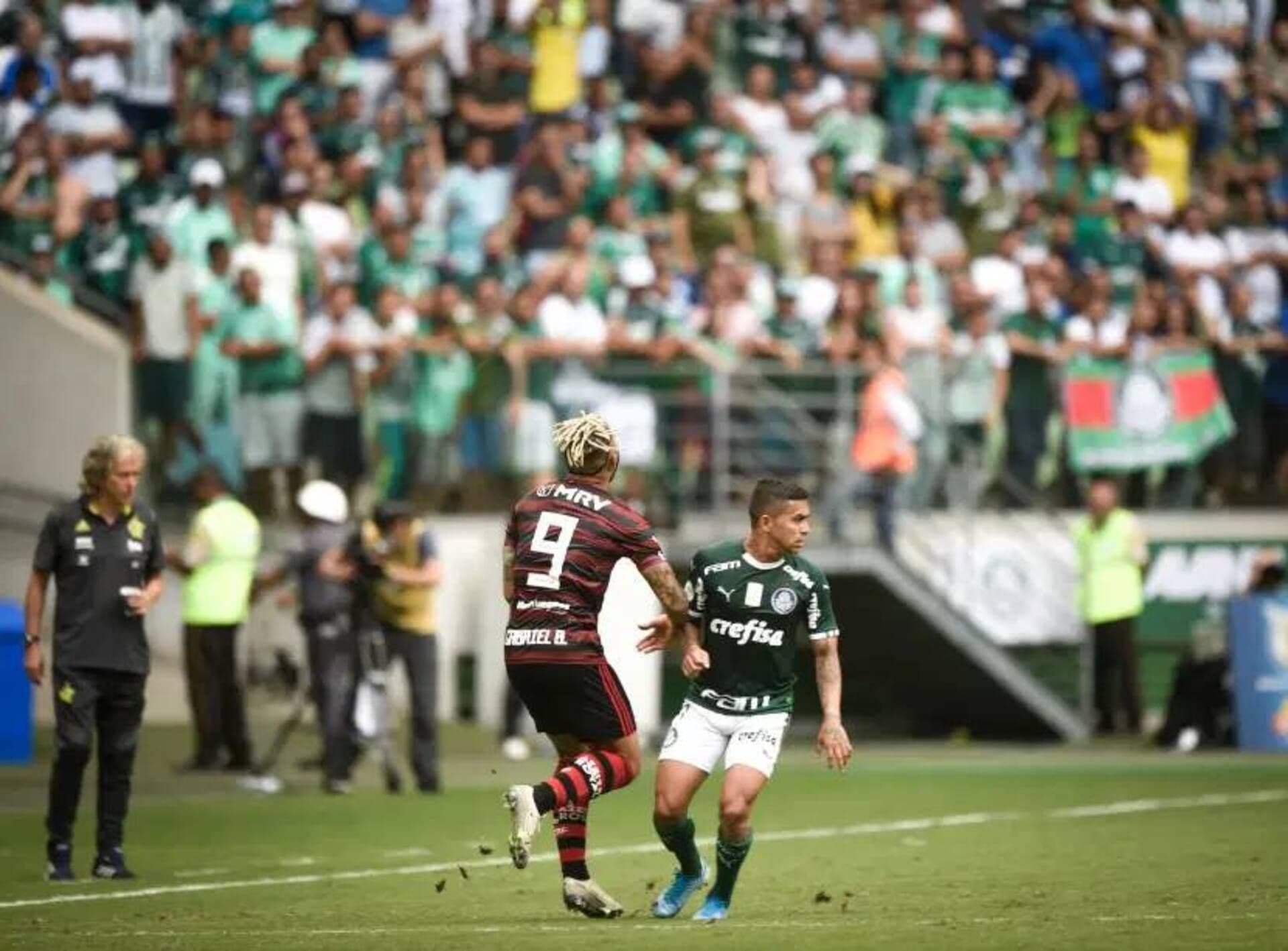 Dudu, reconhecido como um dos maiores ídolos do Palmeiras e atual jogador do clube, é proprietário de uma deslumbrante Mercedes