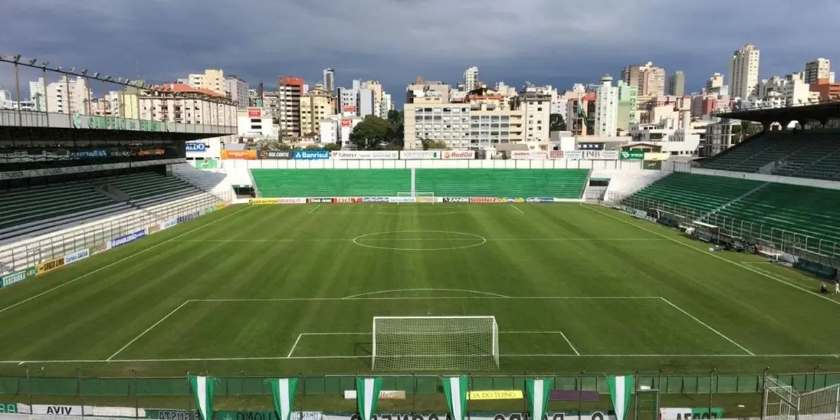 Duelo de alviverdes e Caxias
