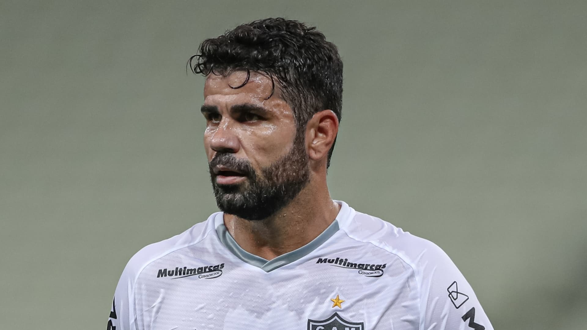 Duílio Monteiro Alves, presidente do Corinthians, descartou a contratação do centroavante