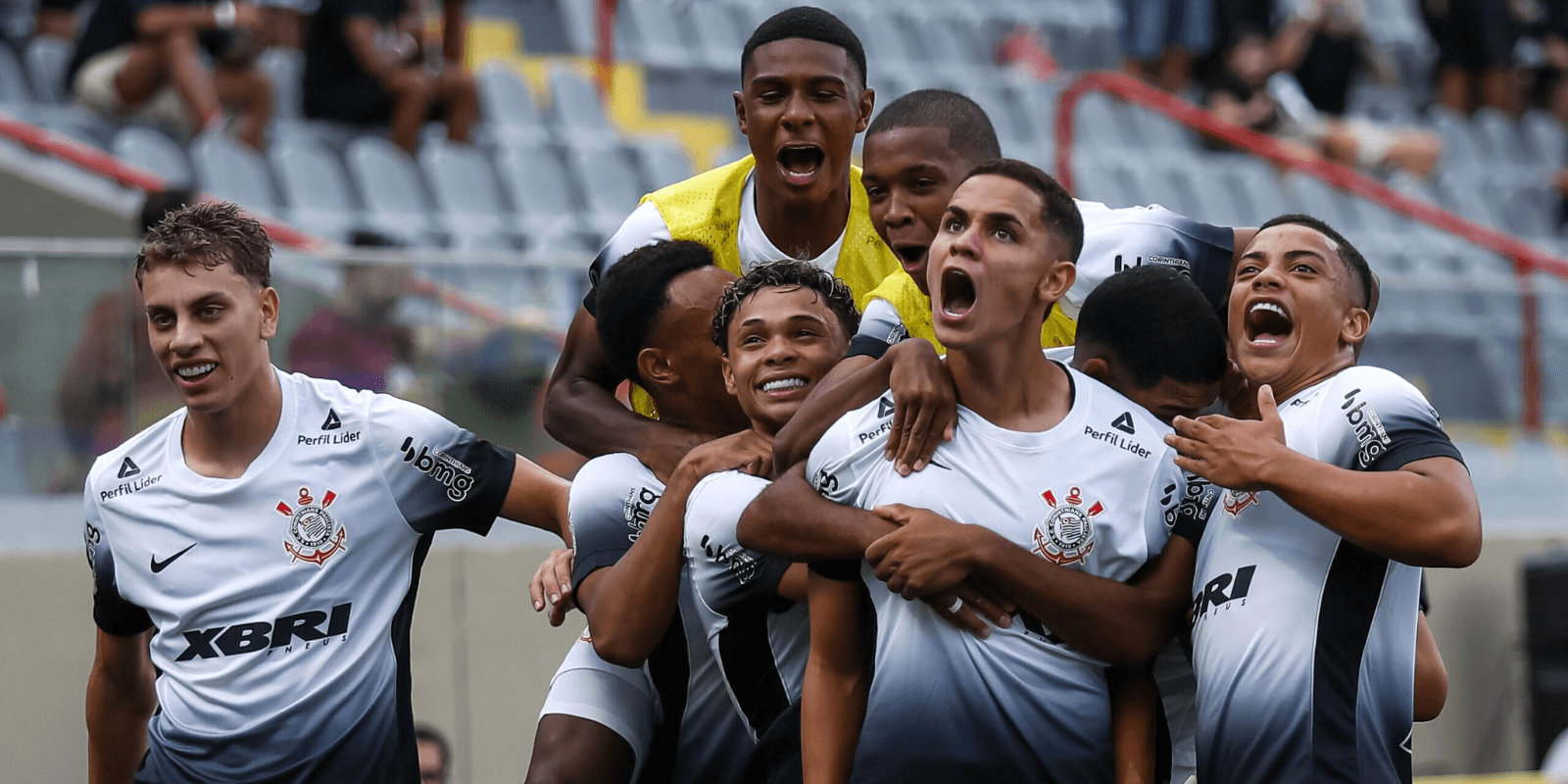 É esse o jogador que tem seu contrato renovado no Corinthians (Foto: Corinthians)
