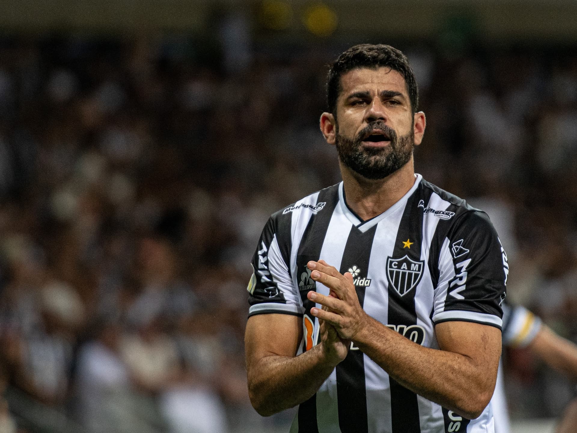 El Futebolero lista 10 atletas que estão em final de contrato e possuem mercado no Brasil