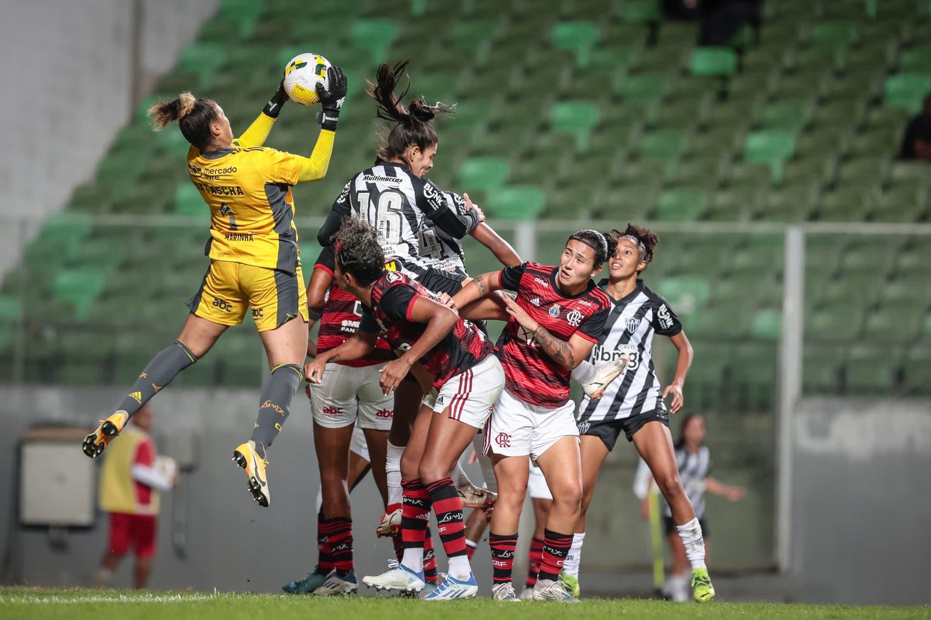 Ela foi revelada no Santos, mas ganhou os holofotes com a camisa do Corinthians