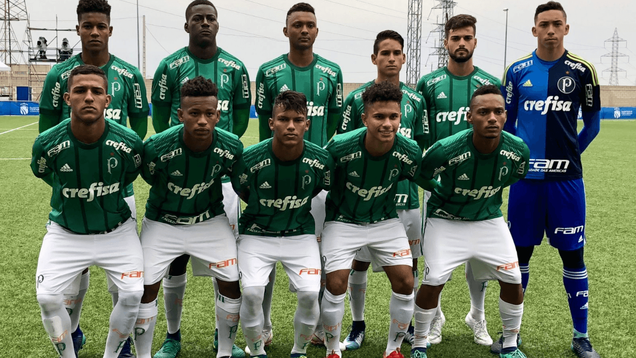 Ele ainda espera por sua chance no time principal, sob comando de Abel Ferreira