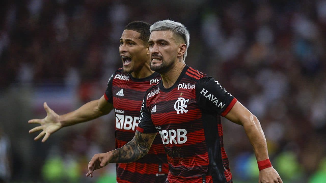 Ele disputou a Copa do Mundo de 2014 pela seleção brasileira, e agora tem acerto verbal para jogar no rubro-negro