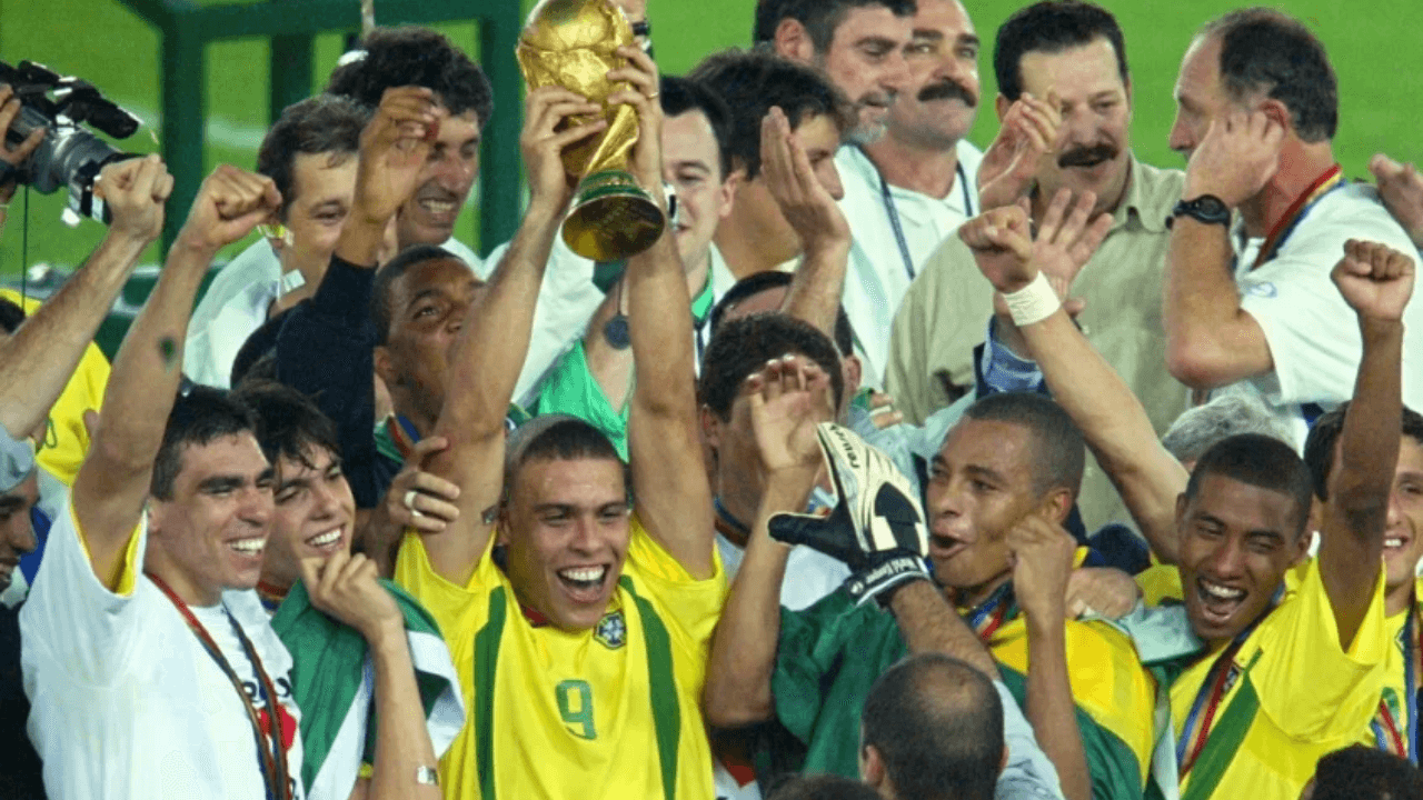 Ele é um dos únicos a ter sido campeão mundial de clubes e também com a sua seleção