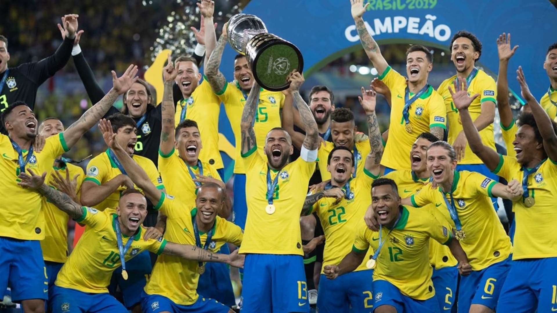 Ele jogou com Neymar na Seleção e atualmente é companheiro de Cristiano Ronaldo