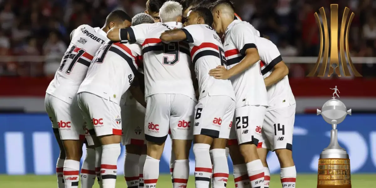Elenco do São Paulo reunido dentro de campo