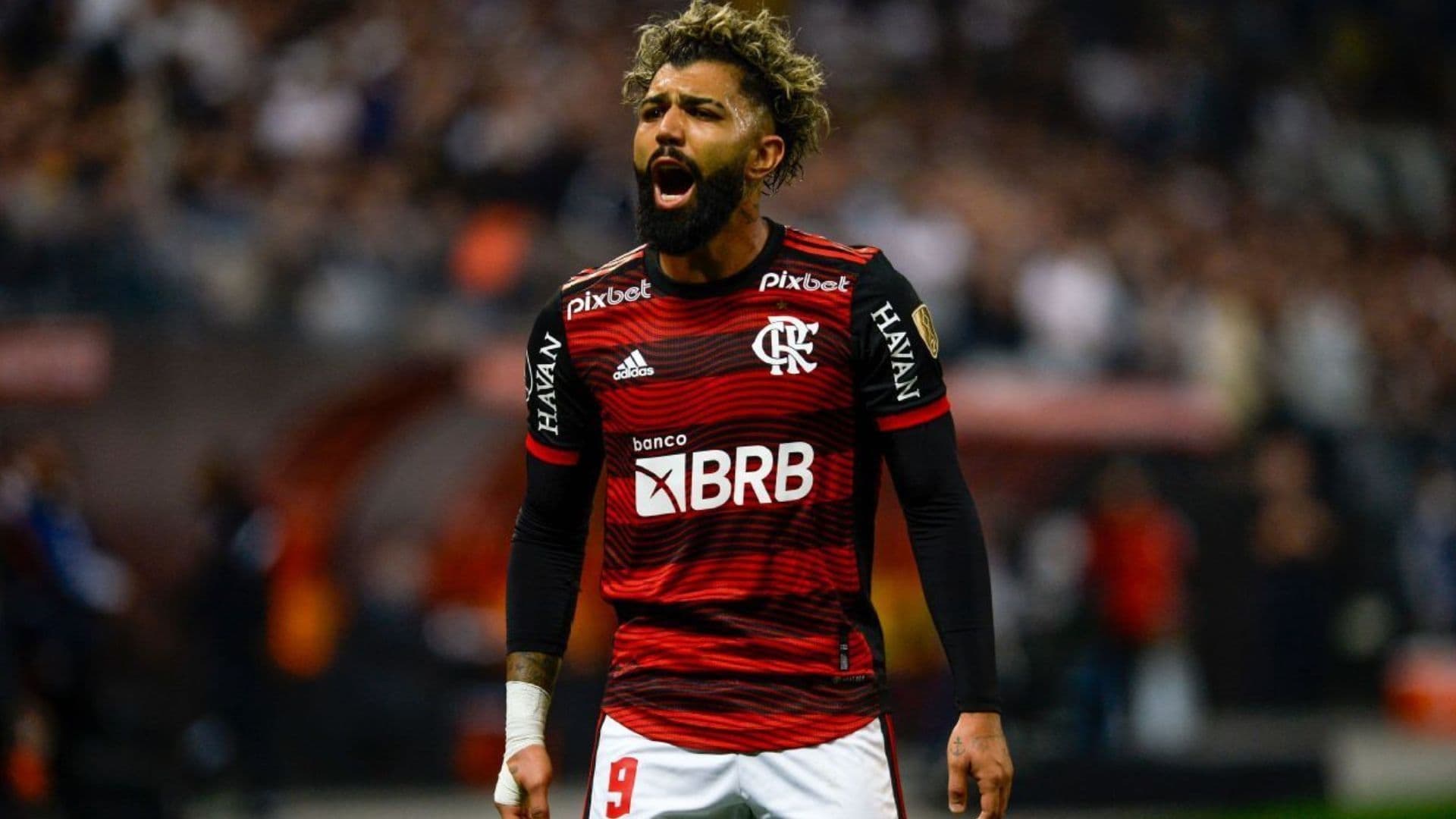 Em contraste com a despedida festiva para o Mundial, Flamengo foi recepcionado por um enorme vazio no Galeão