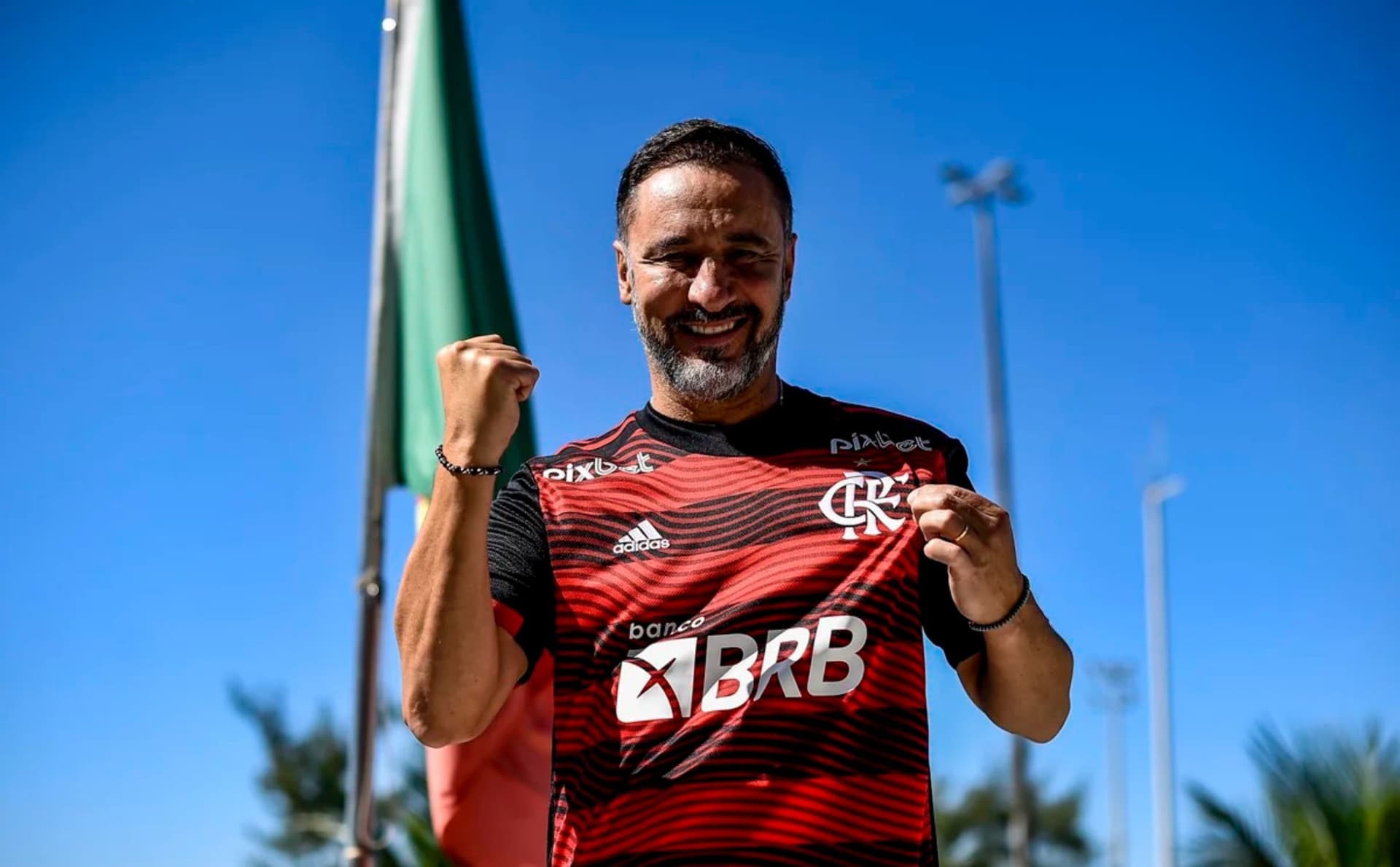 Em menos da metade das partidas no Flamengo, Vítor Pereira já venceu mais clássicos do que no período em que esteve no Corinthians
