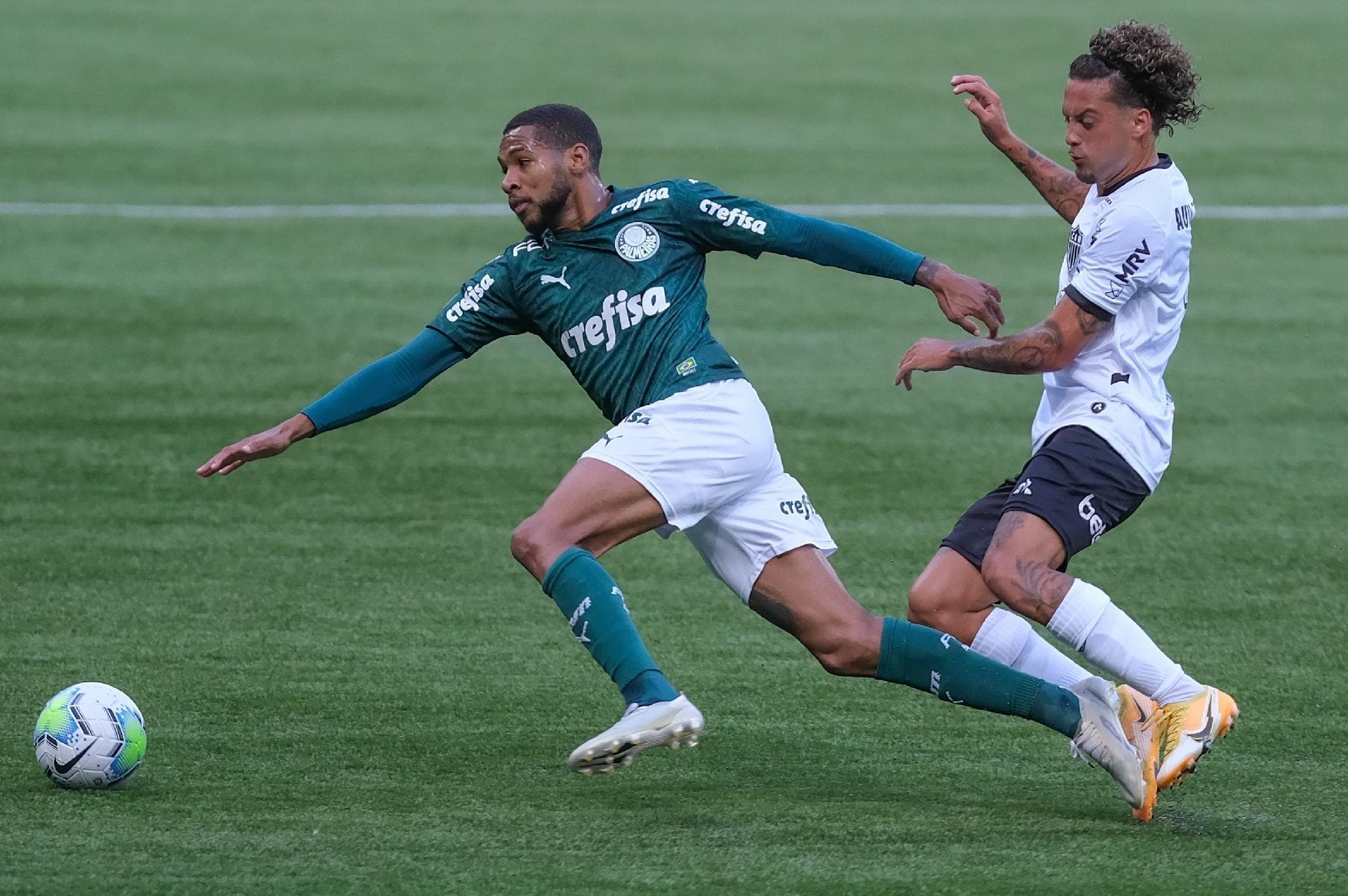 Em deulos de dois dos mais tradicionais clubes do país, Atlético-MG e Palemiras fazem duelo de direto pela liderança do Brasileirão