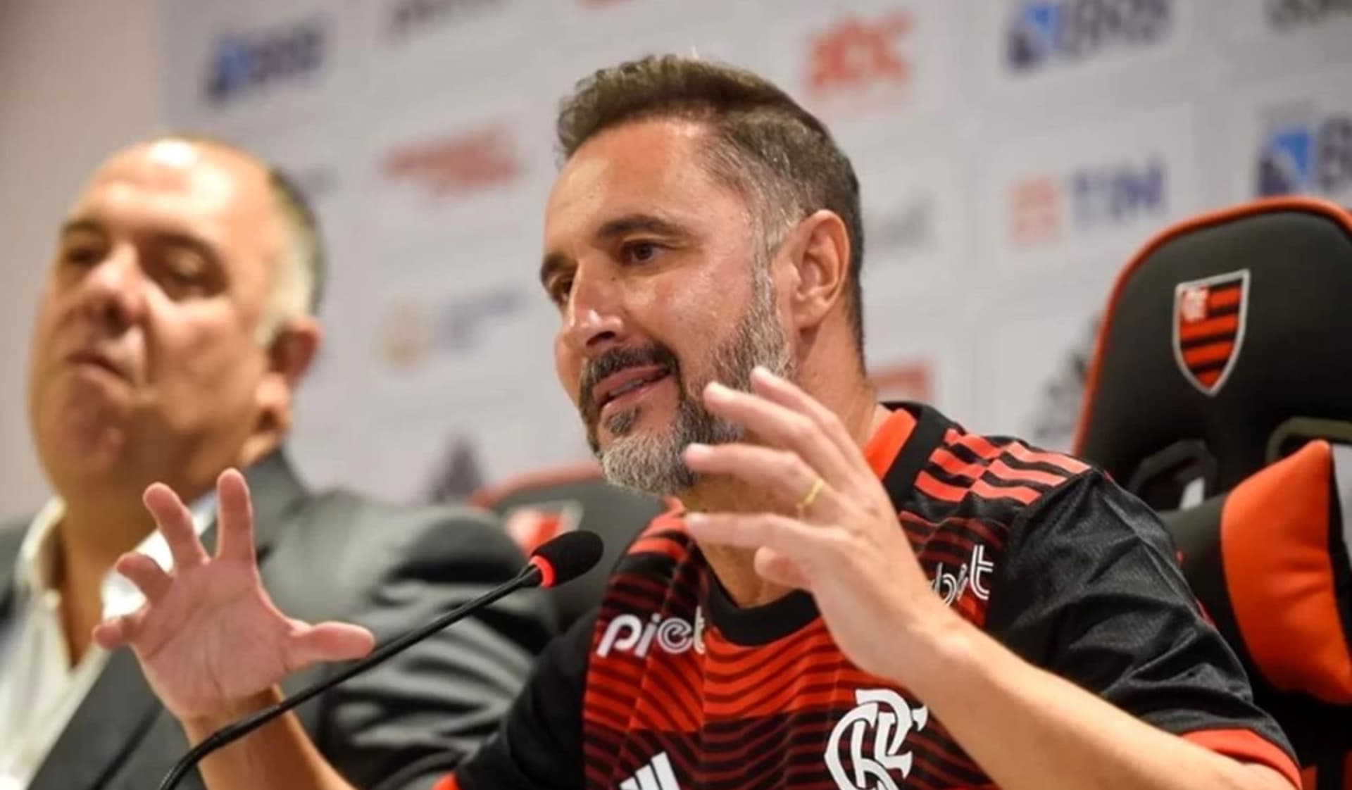 Em entrevista, dirigente fala sobre temporada e negociações