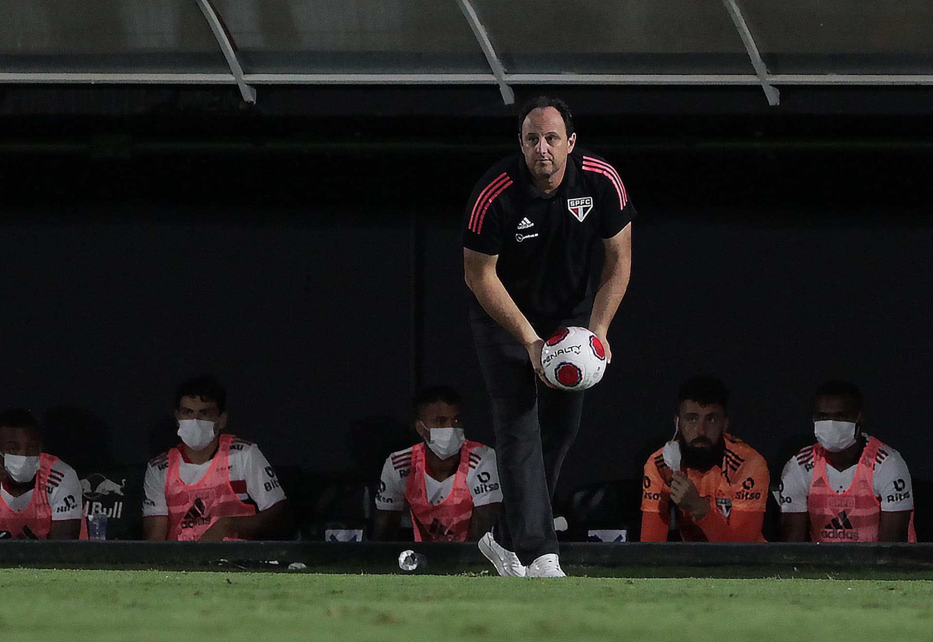Em jogo de sete gols, tricolor sai derrotado e ainda sem vitória na temporada