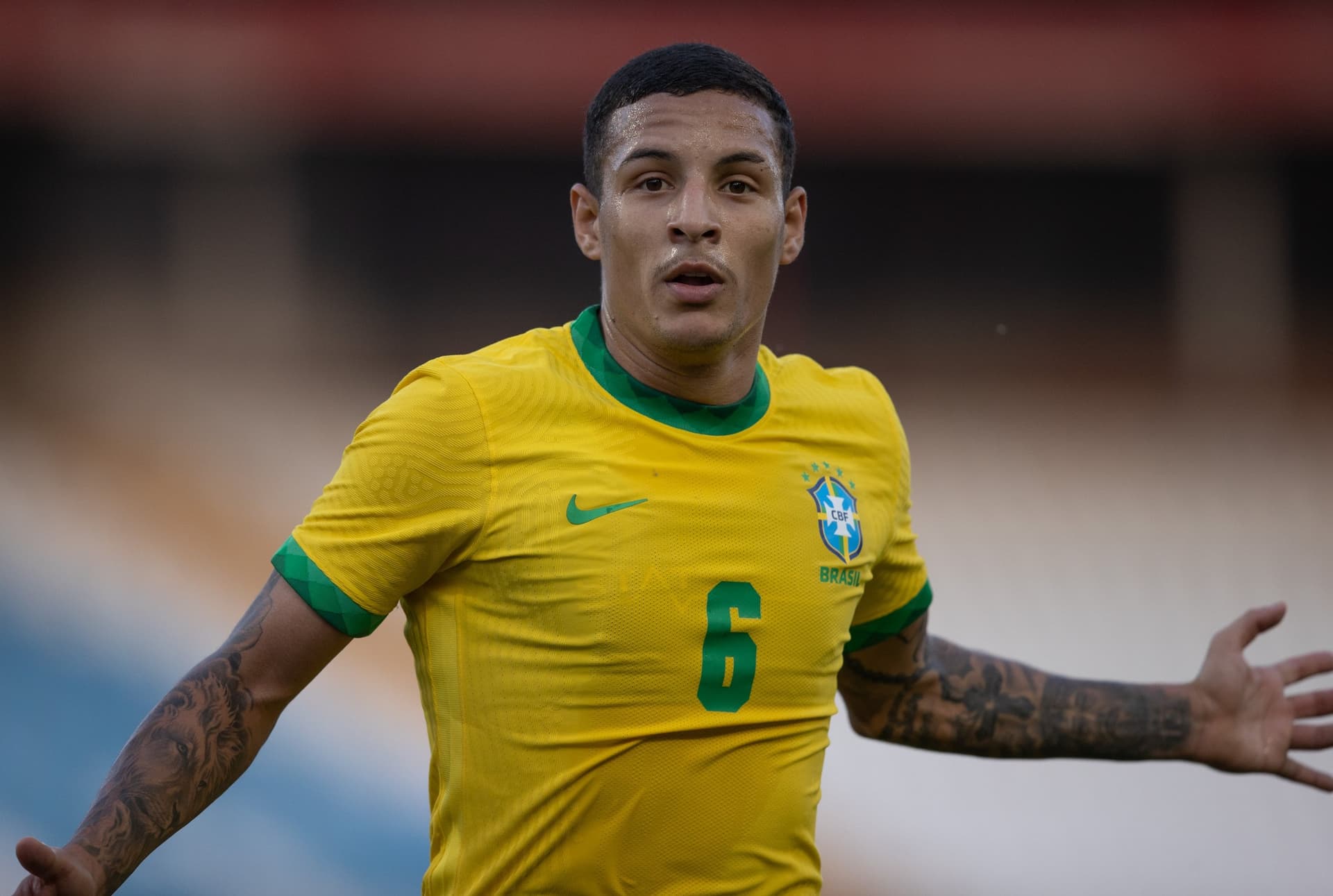 Em noite de gala, lateral do Atlético Mineiro brilhou no Maracanã com a "Amarelinha"