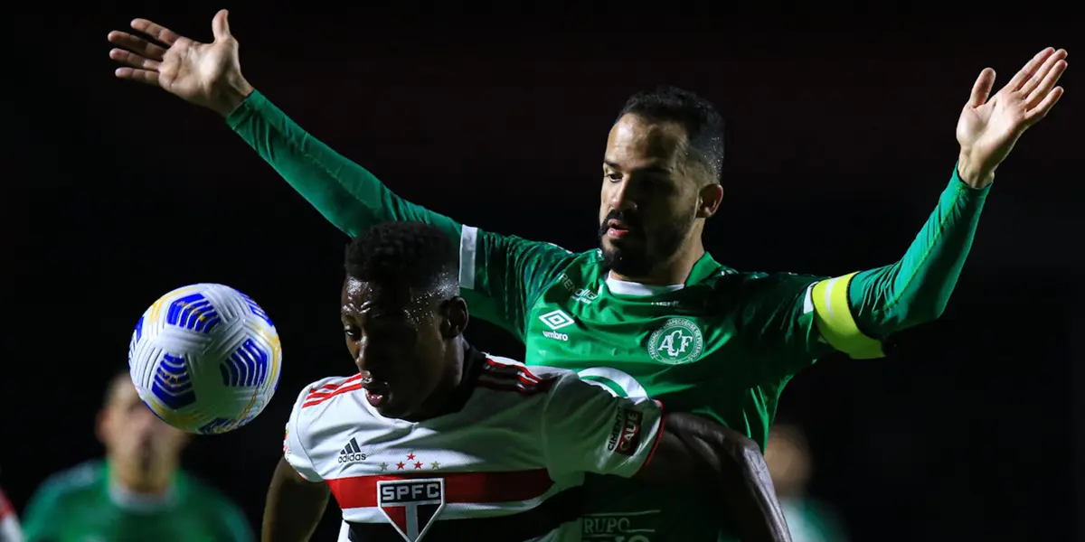 Em péssima fase, Chapecoense recebe São Paulo no duelo que pode definir futuro de Hernán Crespo no tricolor