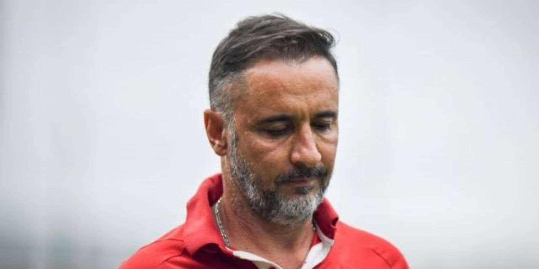 Em Portugal, Vitor Pereira cita falta de educação no futebol brasileiro e que a emoção ultrapassa os limites