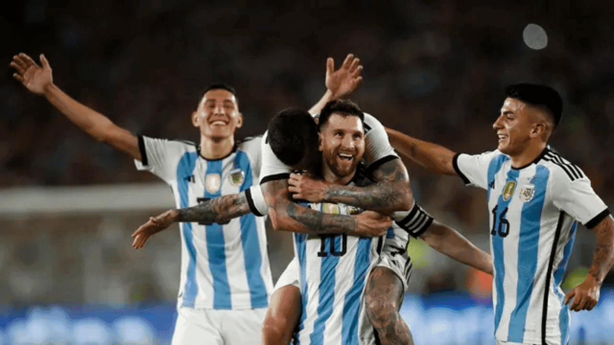 Em sua primeira partida após o título da Copa do Mundo, jogadores da Argentina cantaram músicas provocando a Seleção Brasileira