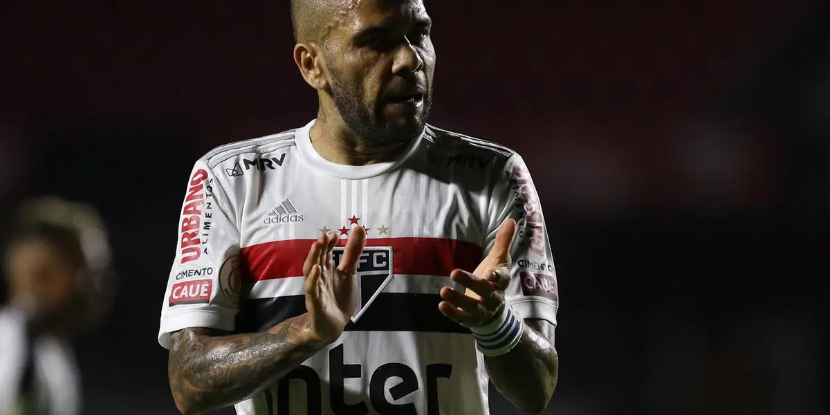 Empresários de Daniel Alves emitem comunicado com saída do lateral direito em caso do não pagamento de dívida milionária