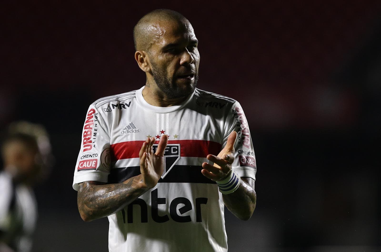 Empresários de Daniel Alves emitem comunicado com saída do lateral direito em caso do não pagamento de dívida milionária