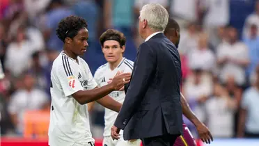 Endrick cumprimenta Carlo Ancelotti