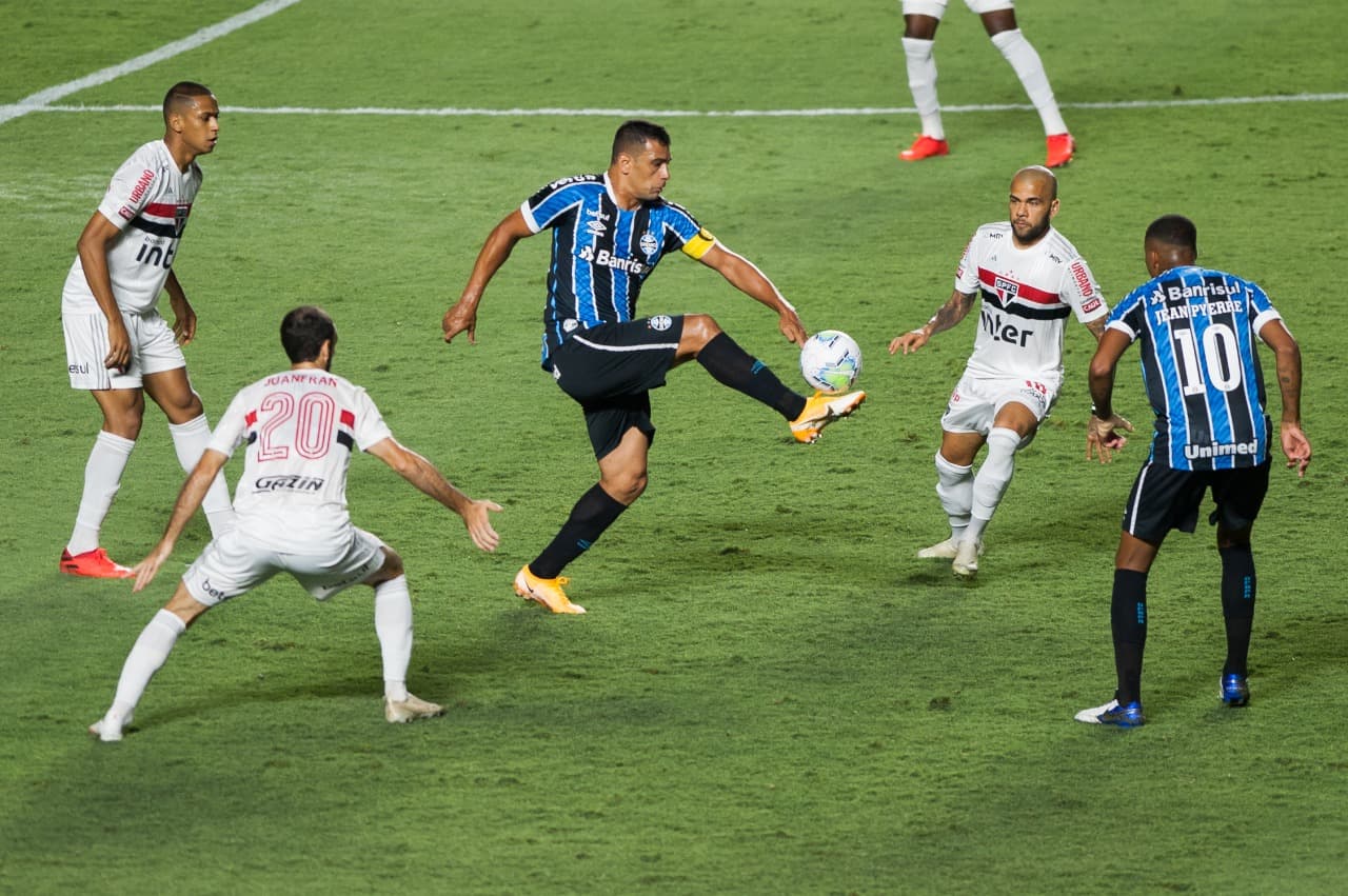 Enquanto o São Paulo briga para se distanciar da zona de rebaixamento, o Grêmio luta desesperadamente para sair de lá! Promessa de jogo disputado no Morumbi