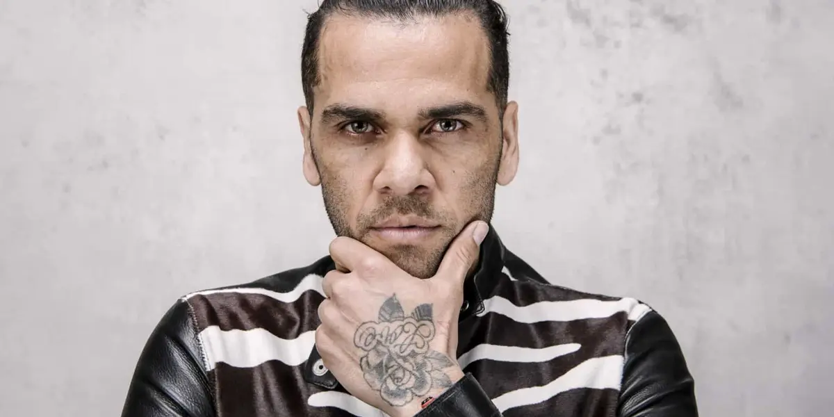 Enquanto seu futuro segue indefinido, Daniel Alves curte o presente que ganhou para continuar na carreira musical