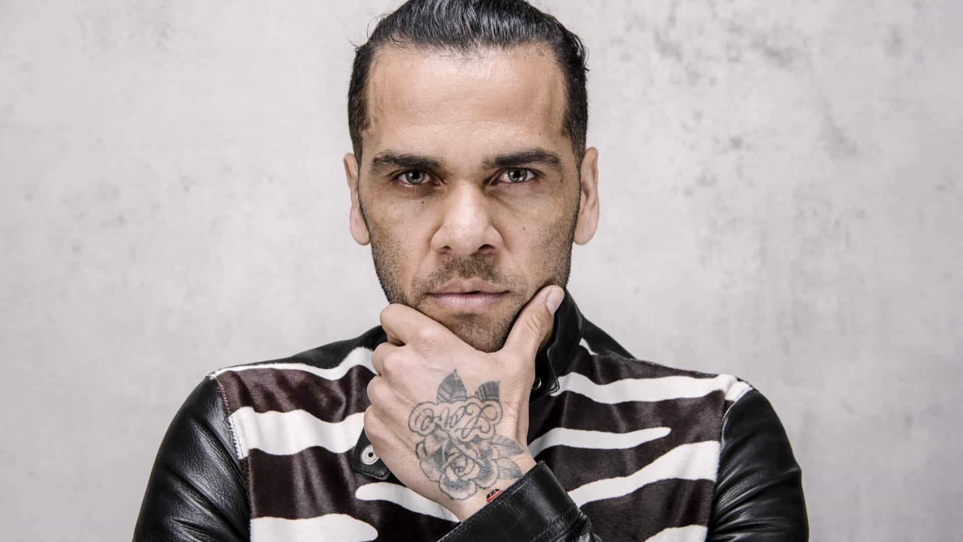 Enquanto seu futuro segue indefinido, Daniel Alves curte o presente que ganhou para continuar na carreira musical