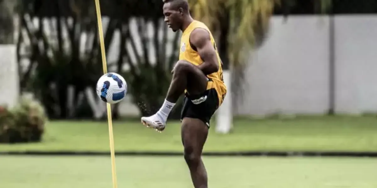 Equatoriano não vem atuando pelo Peixe e perdeu espaço