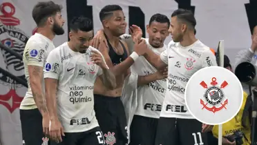 Equipe do Corinthians e ao lado o escudo do clube