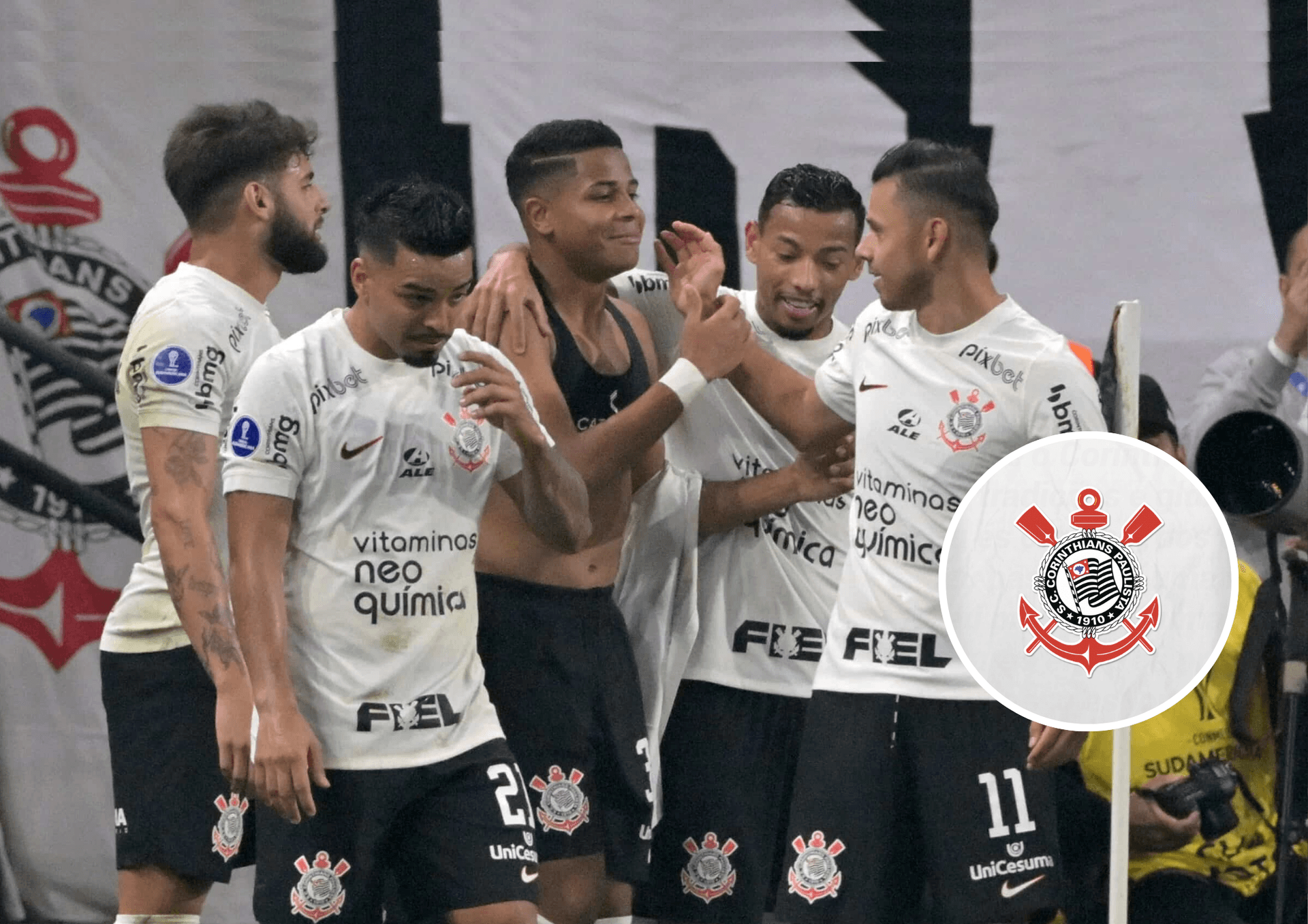 Equipe do Corinthians e ao lado o escudo do clube