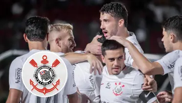 Equipe do Corinthians e ao lado o escudo do Corinthians
