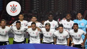 Equipe do Corinthians na Copa Sul-Americana e o escudo do Corinthians ao lado