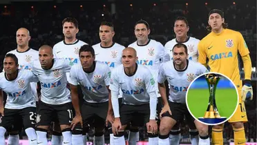 Equipe do Corinthians no Mundial de Clubes de 2012 e a taça do torneio 