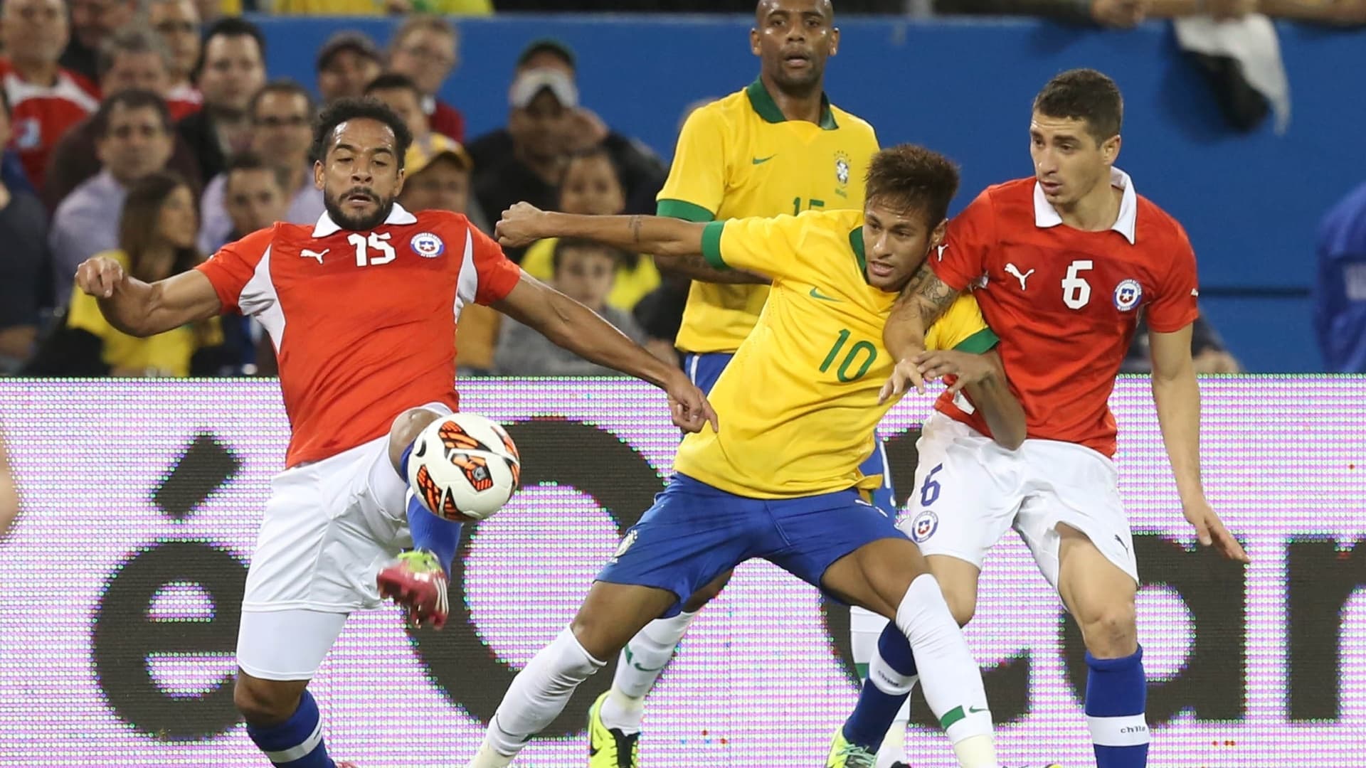 Equipes já protagonizaram duelos memoráveis sobretudo em Copas do Mundo, onde a Seleção Brasileira leva a melhor