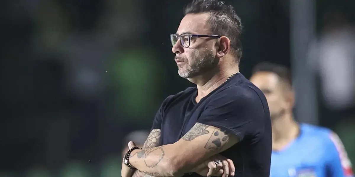 Erros voltam a se repetir em jogos do Galo e torcida questiona trabalho de El Turco