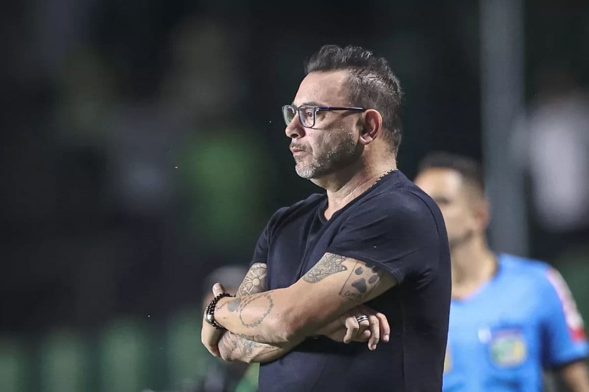 Erros voltam a se repetir em jogos do Galo e torcida questiona trabalho de El Turco