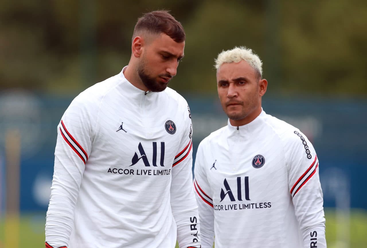 Escolha do goleiro titular na Champions League levou dúvida na internet