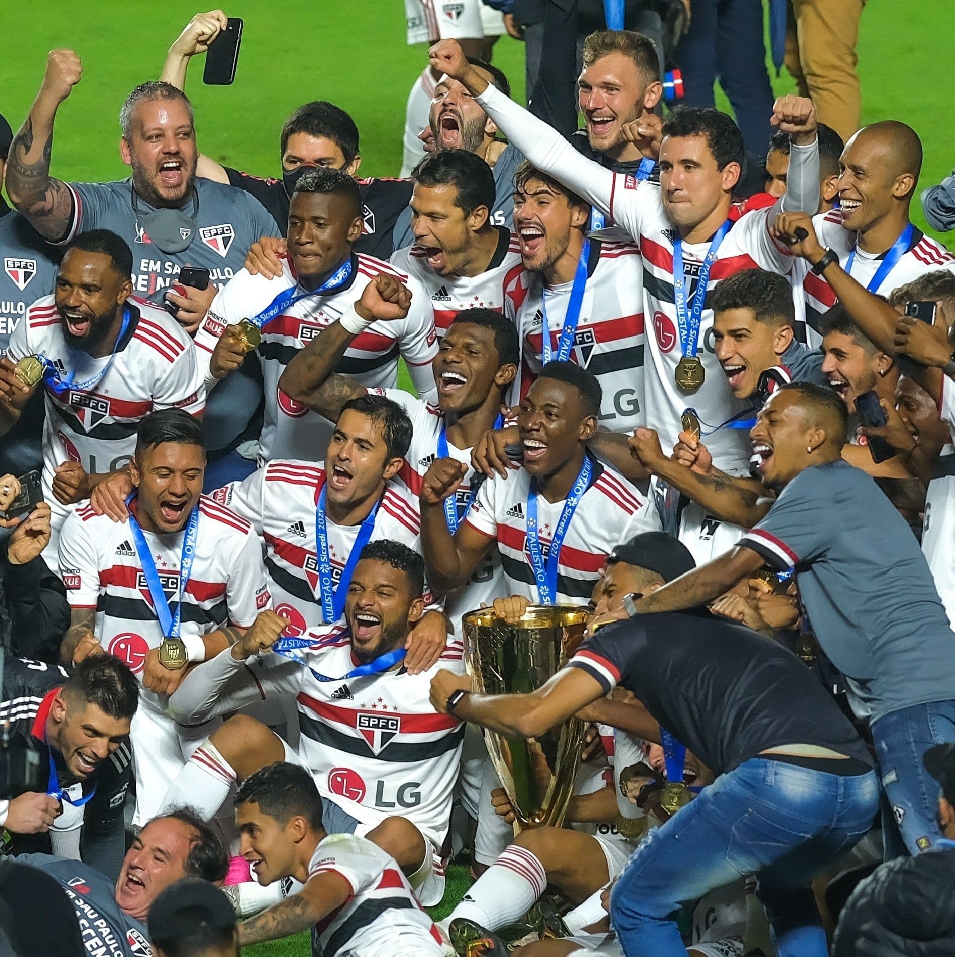 Este ídolo do São Paulo já se aposentou, mas agora volta aos holofotes tricolores por conta de uma notícia que abalou os vestiários