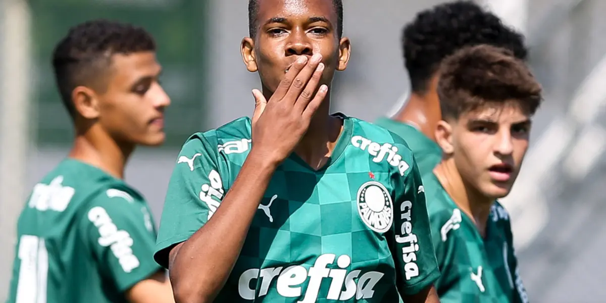 Estêvão, craque que joga pelo time sub-17 do Palmeiras