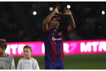 (Vídeo) Passou por todo mundo! Ronaldinho quase marca golaço Puskas