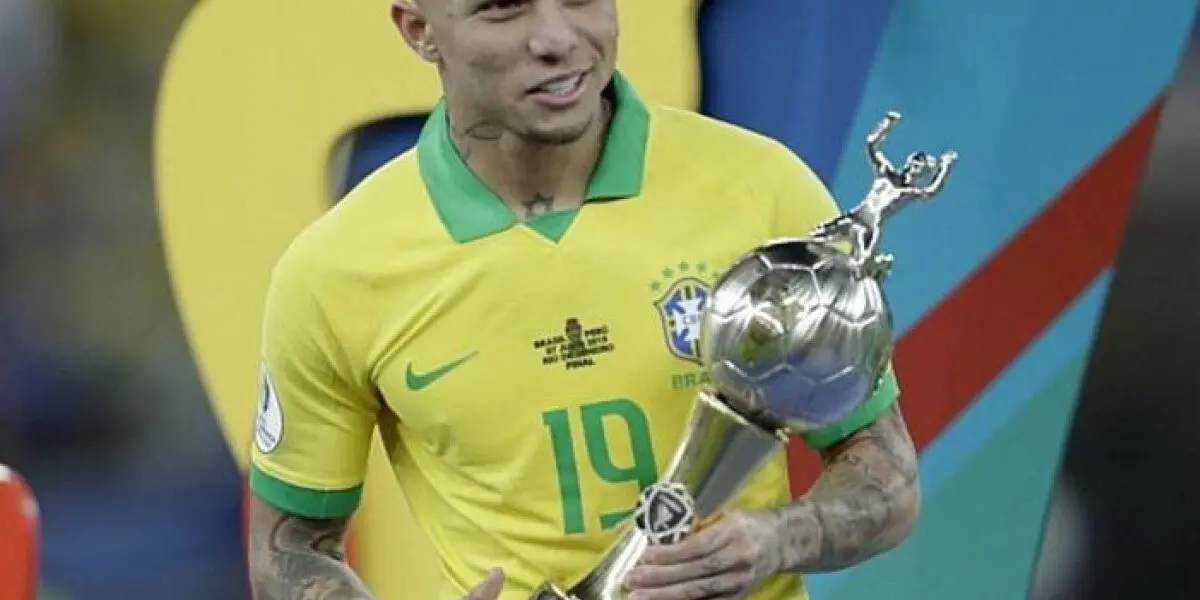 Everton Cebolinha desembarcou no Rio de Janeiro para assinatura do contrato