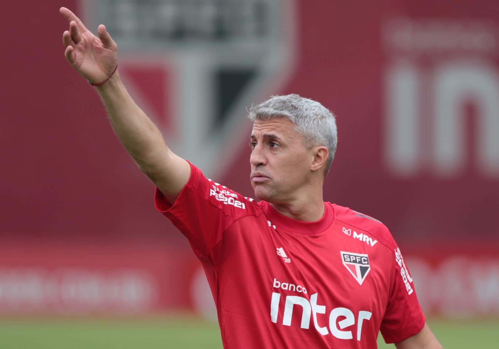 Ex-jogador argentino chegou a ser campeão no Brasil, mas foi demitido pouco tempo depois
