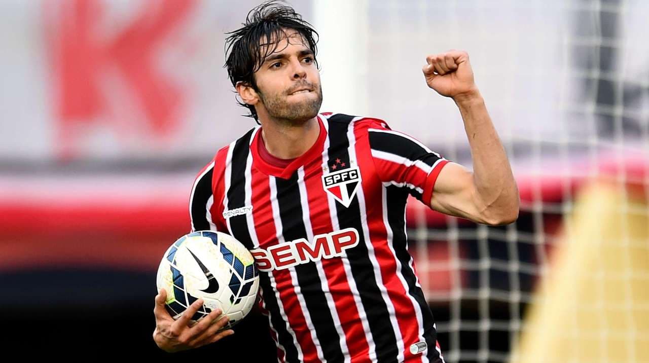 Ex-jogador esteve no CT da Barra Funda na última quarta-feira e posou ao lado de Ceni e jogadores do São Paulo