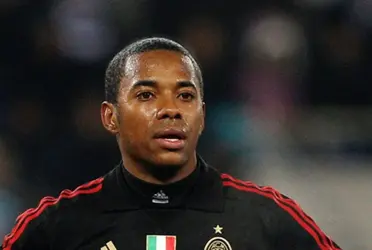 Ex-jogador posou ao lado de sua esposa