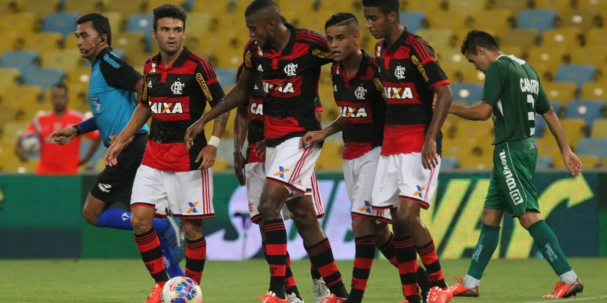 Ex-lateral também atuou no Corinthians e no Arsenal