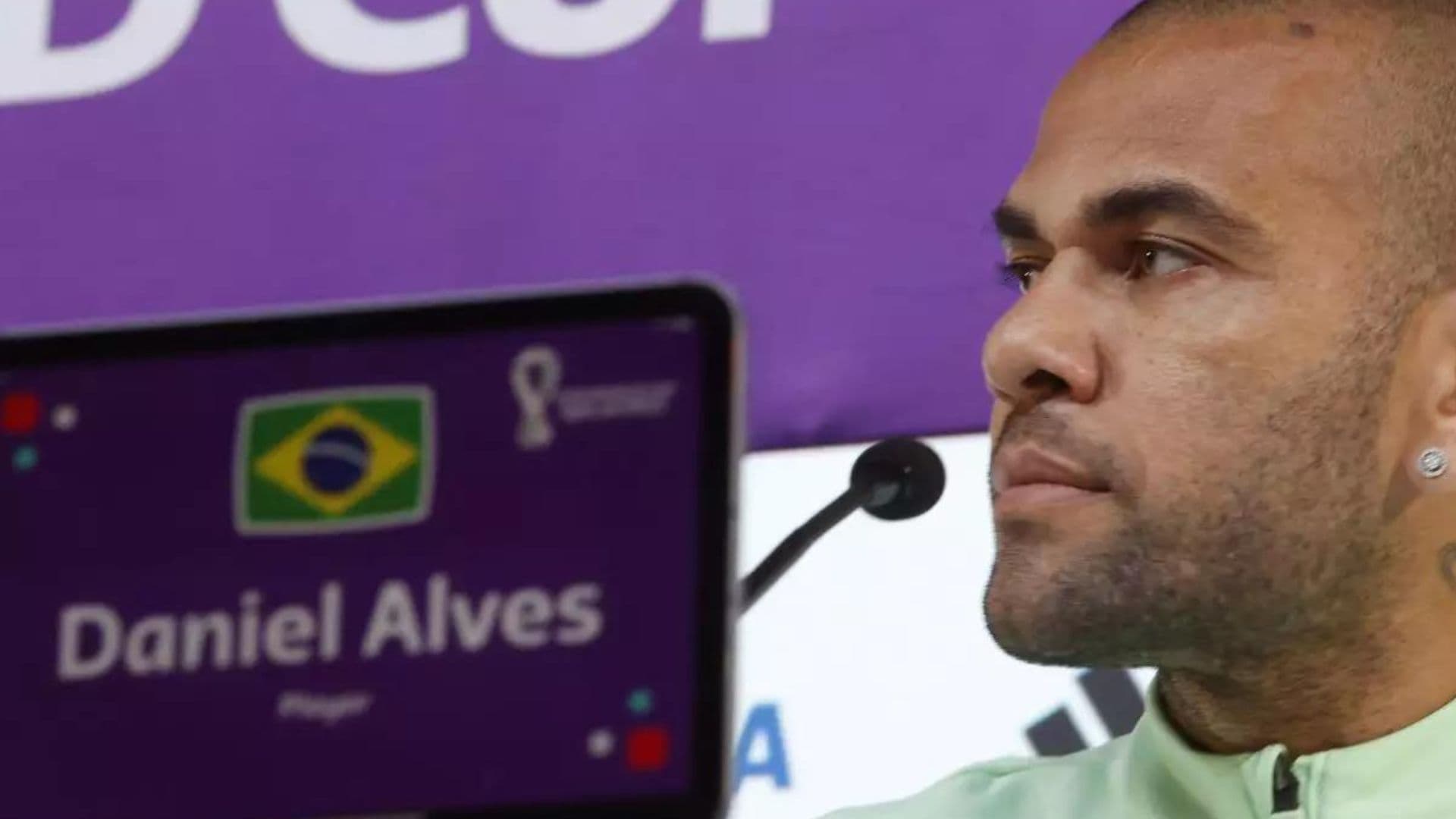 Ex mulher do lateral-direito comanda a carreira do jogador desde os tempos do Barcelona
