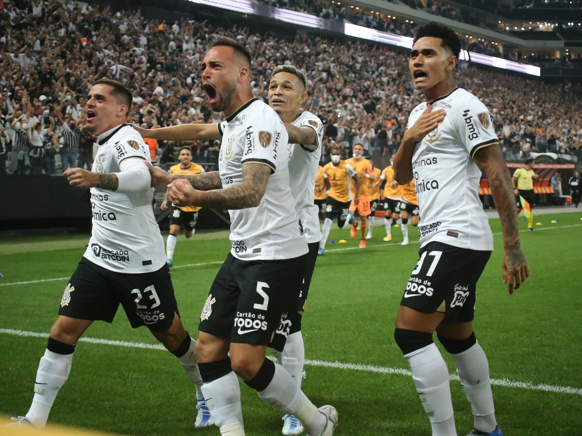 Fagner, jogador do Corinthians, tem uma Amarok de R$ 400 mil, mas o preço não chega nem perto do de Roger Guedes, que teve um Range Rover