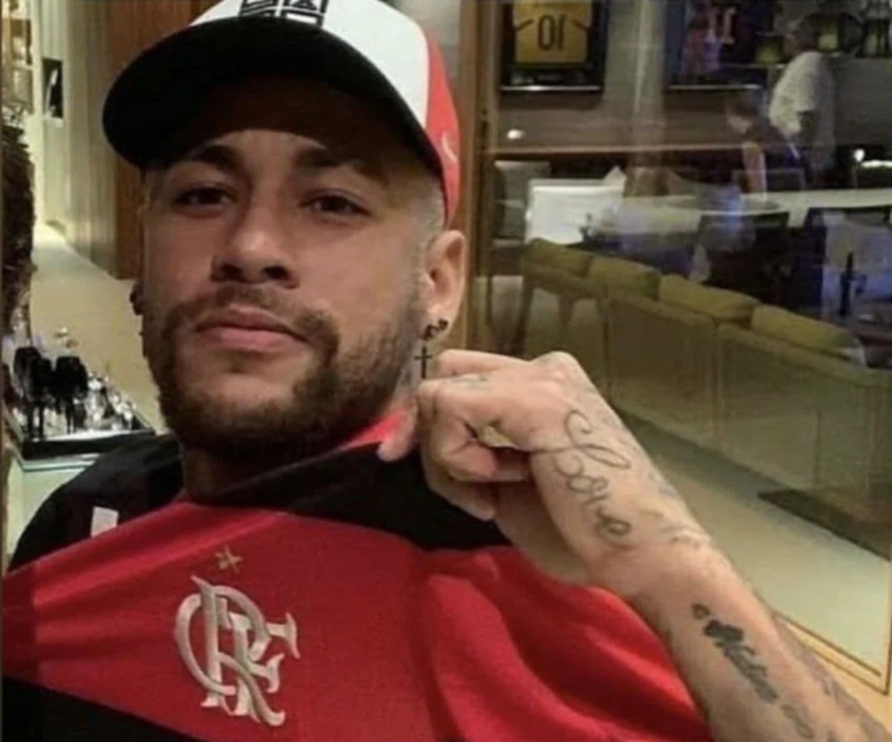 Famoso cantor brasileiro diz como planeja ajudar na contratação de Neymar para o Flamengo